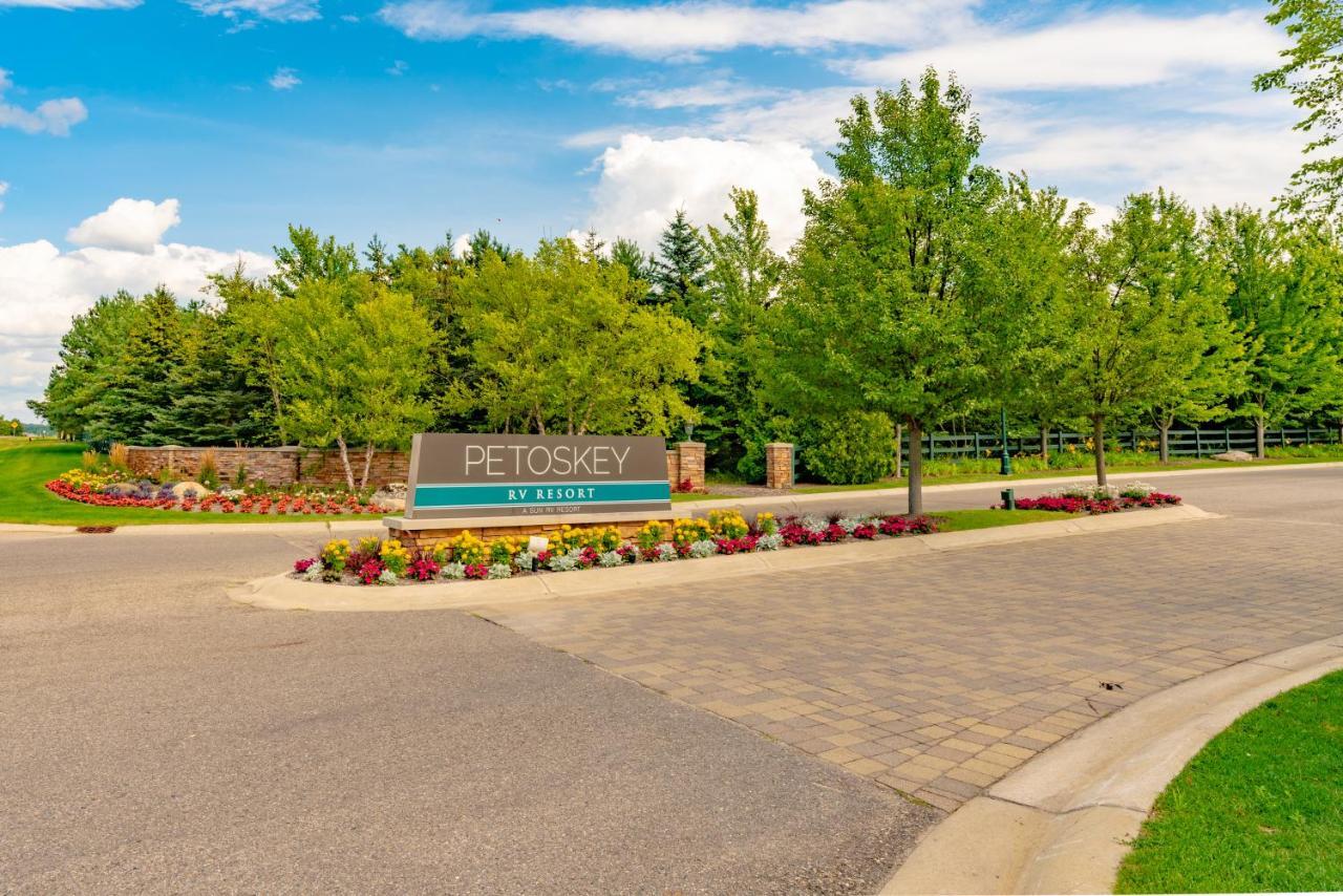 Sun Outdoors Petoskey Bay Harbor Hotel Exterior foto